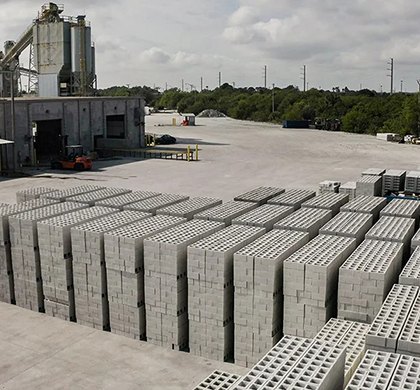 1，Definition of concrete blocks A concrete block is a building block made of cement and aggregate. Concrete blocks are used in construction, for example as a formwork for reinforced concrete or as the structural element in post-and-beam structures. 2，How 